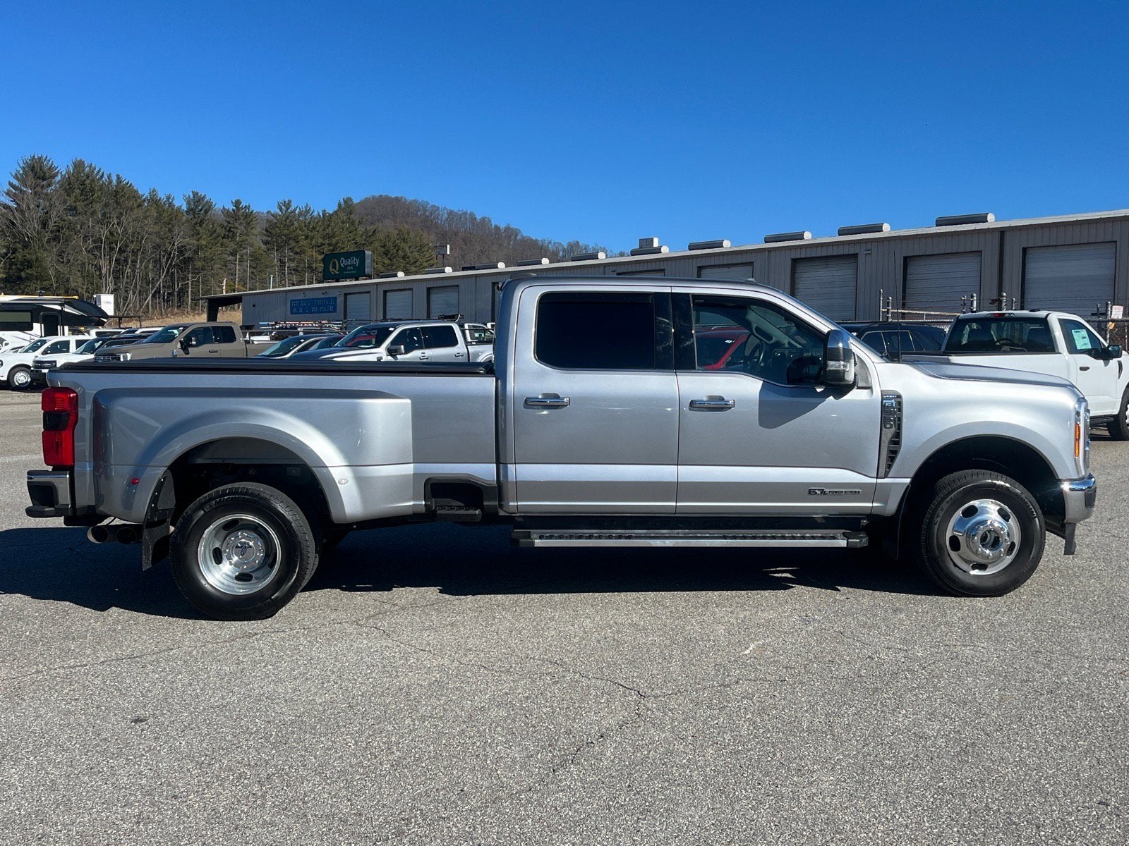 2023 Ford Super Duty F-350 DRW LARIAT