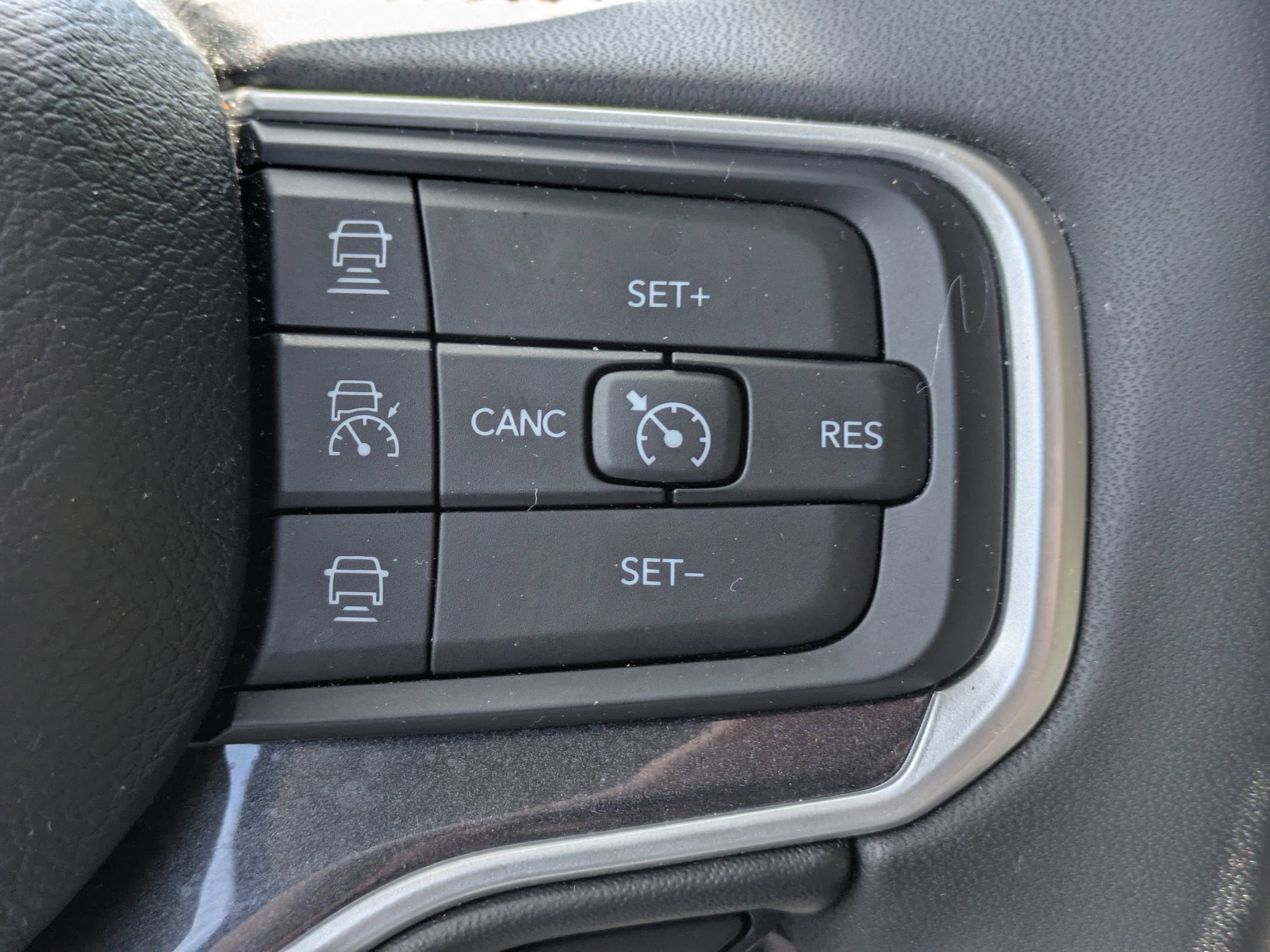 2023 Jeep Wagoneer Base