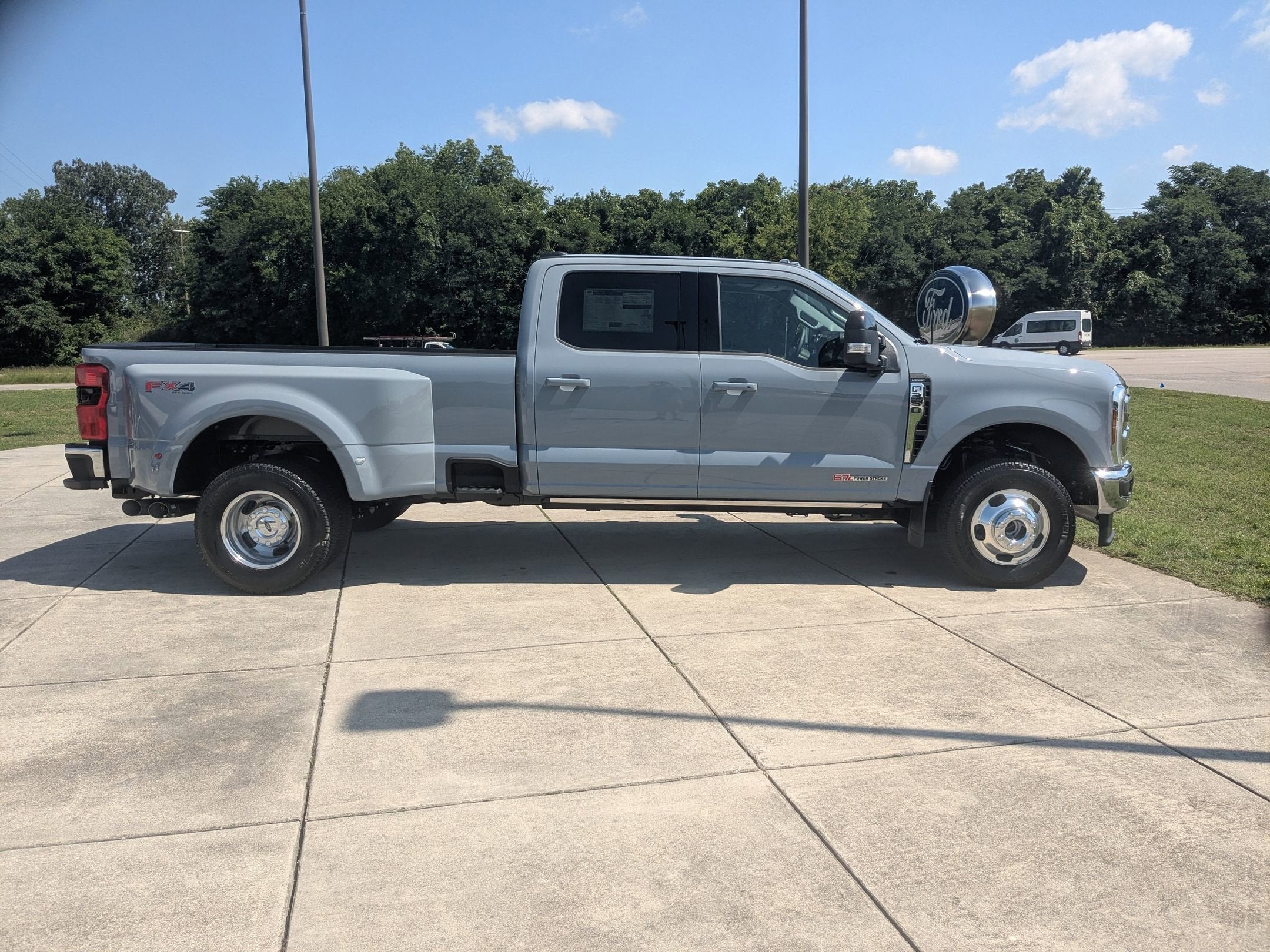 2026 Ford Super Duty F-350 DRW LARIAT