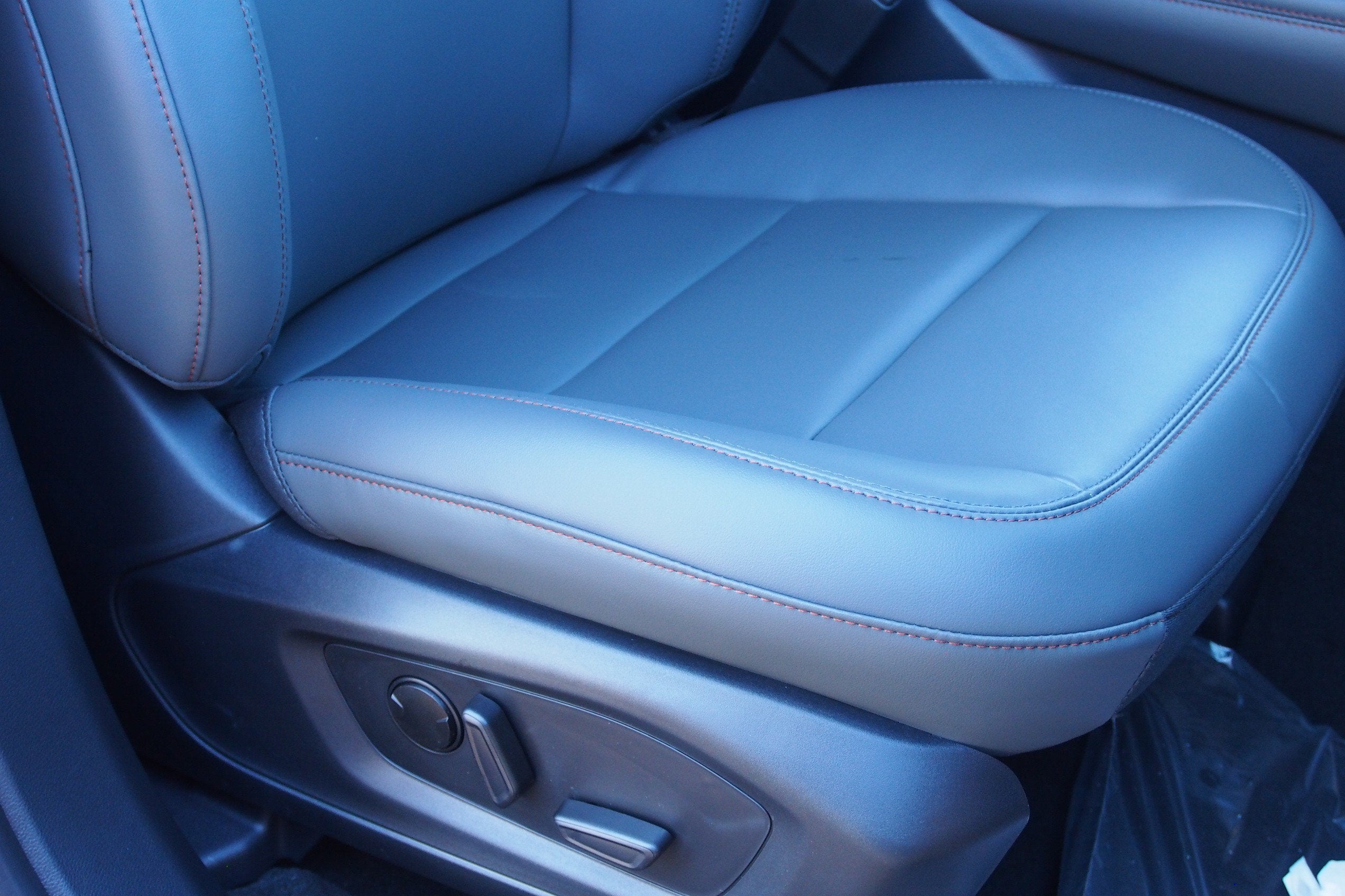 2027 Ford Explorer Active w/200A Pkg