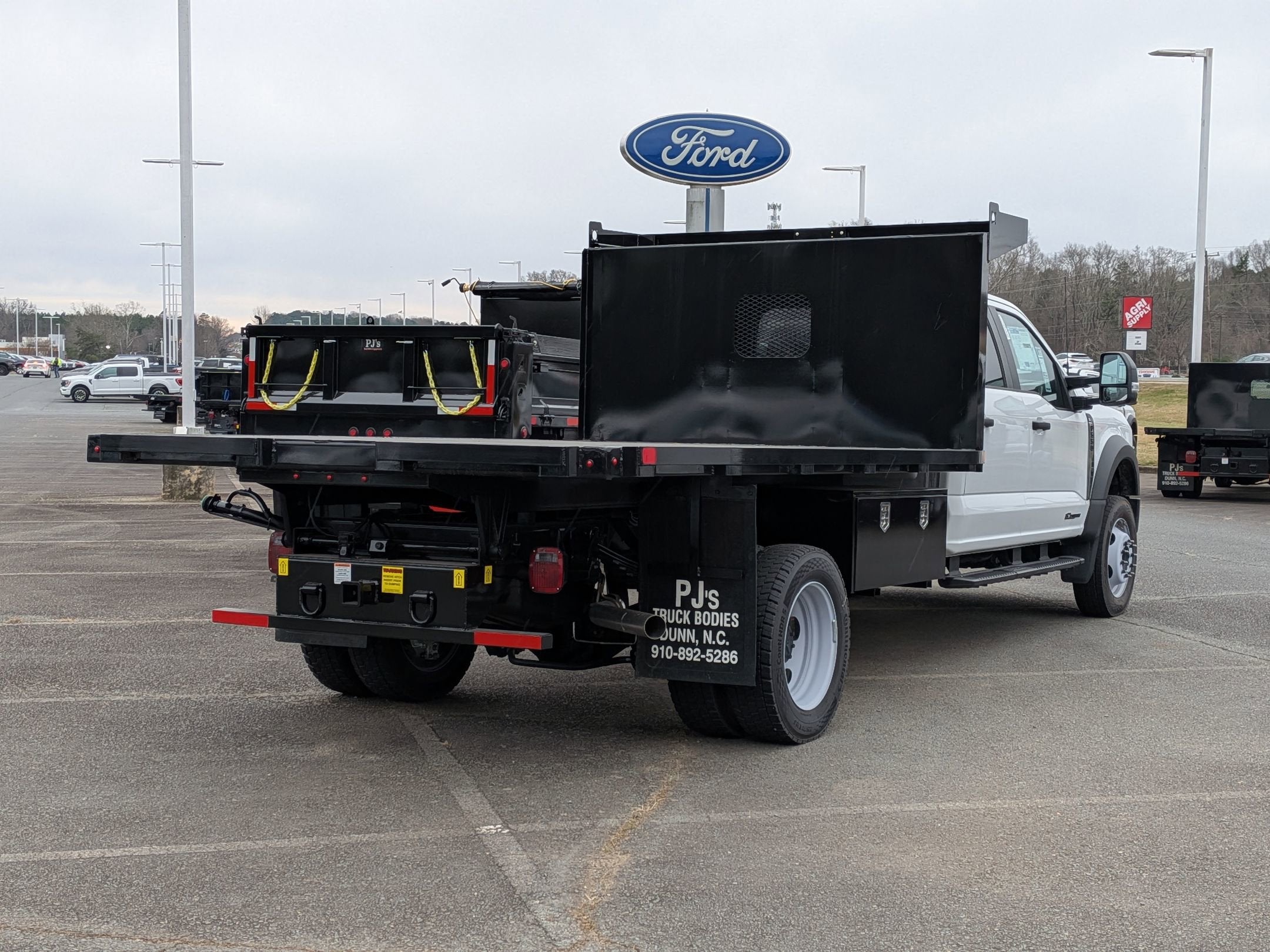 2025 Ford Super Duty F-550 DRW XL