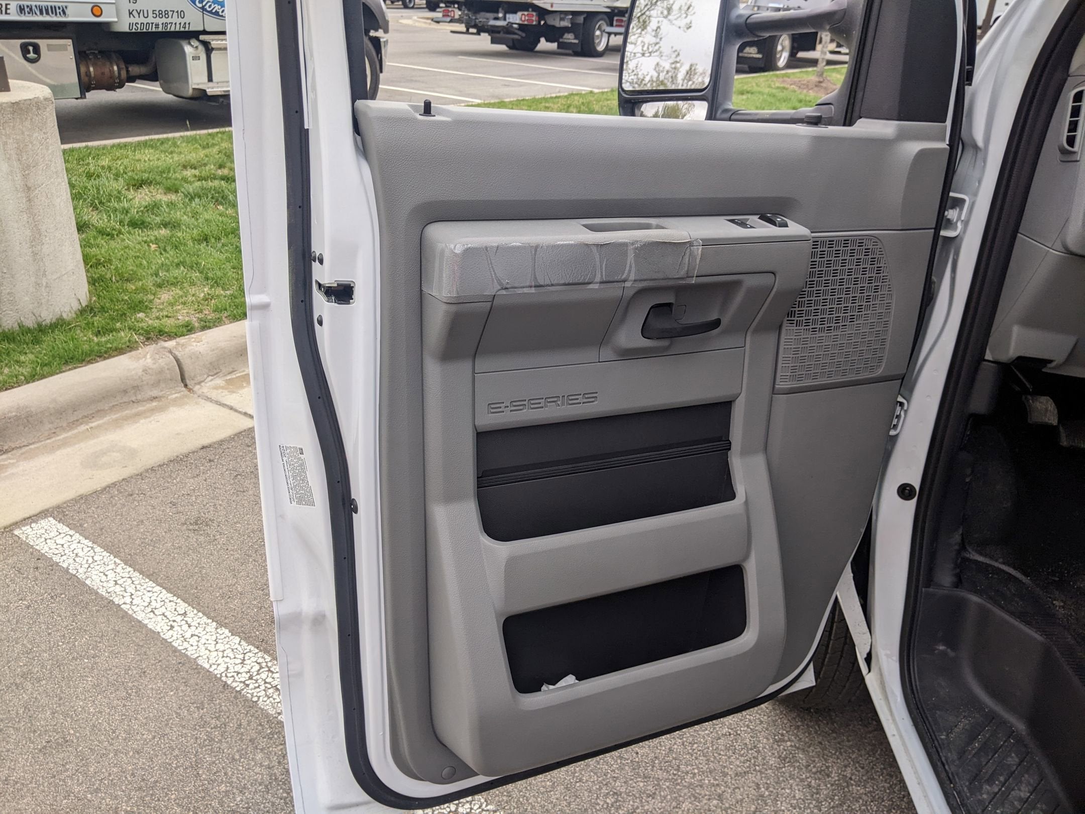 2025 Ford E-Series Cutaway E-350 SRW 138" WB