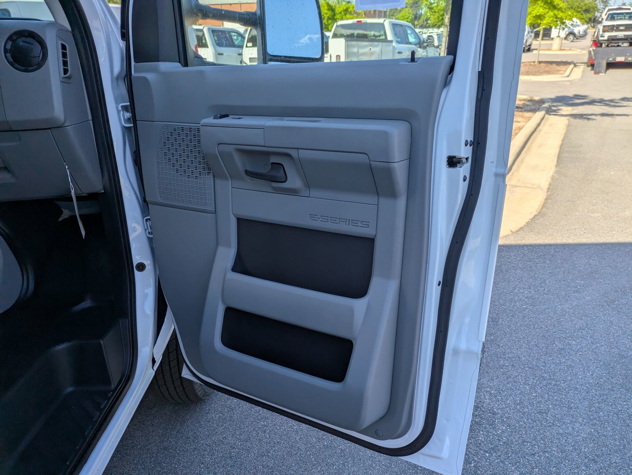 2027 Ford E-Series Cutaway Base