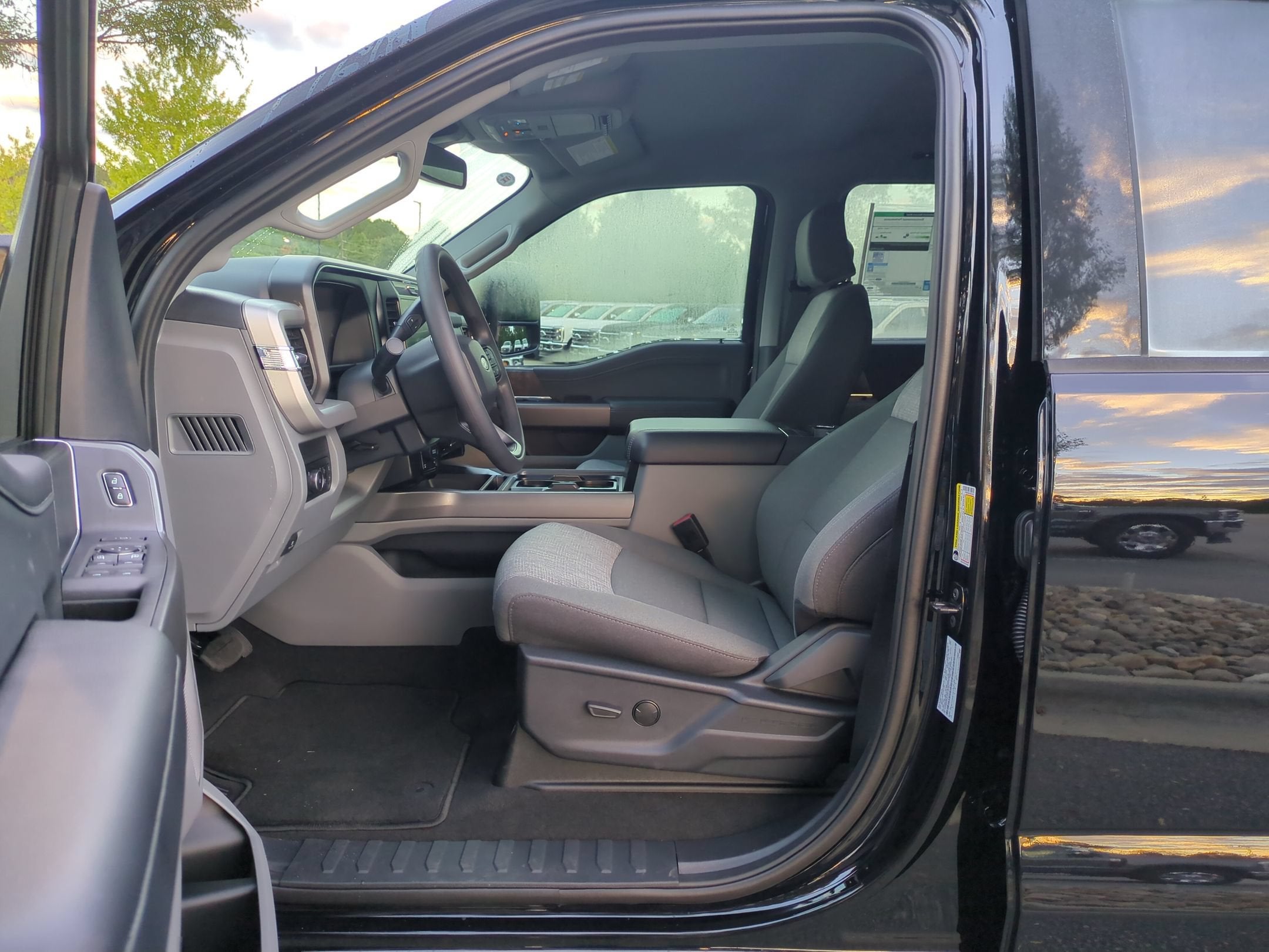 2027 Ford Super Duty F-350 SRW XLT