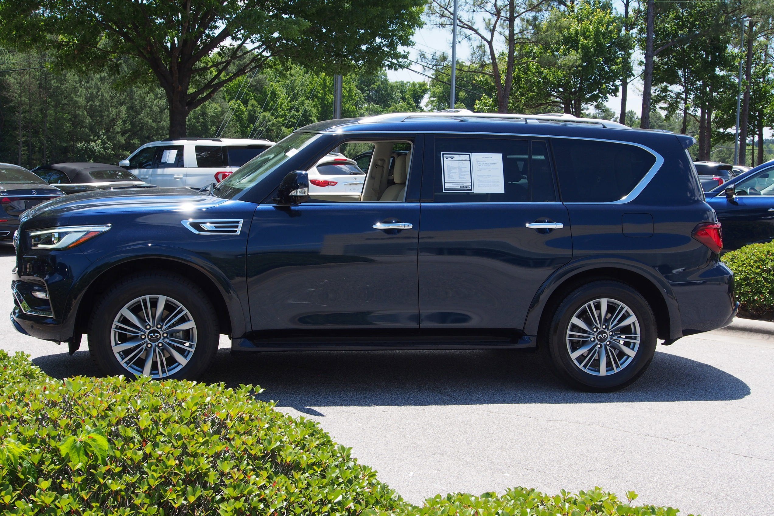 2023 INFINITI QX80 LUXE