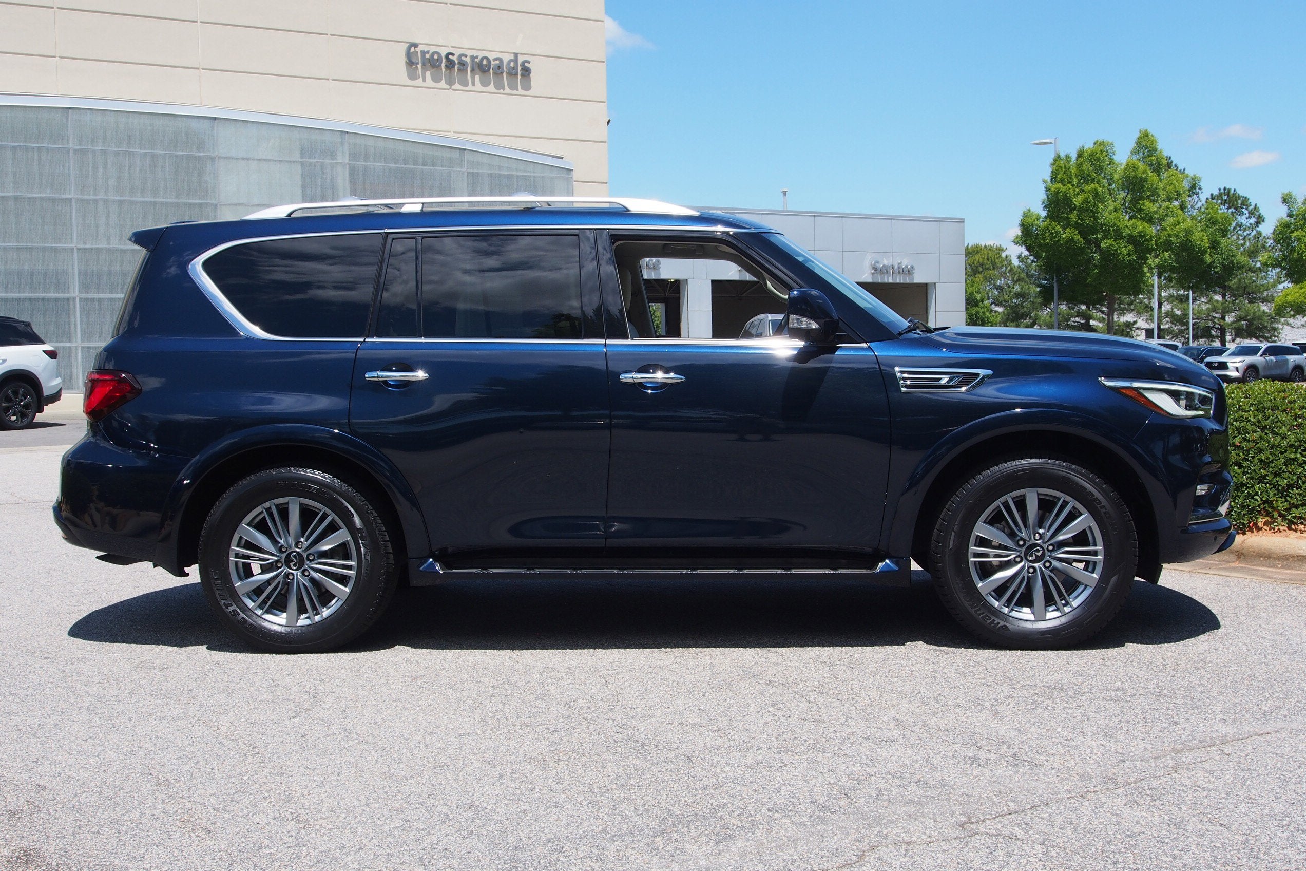 2023 INFINITI QX80 LUXE