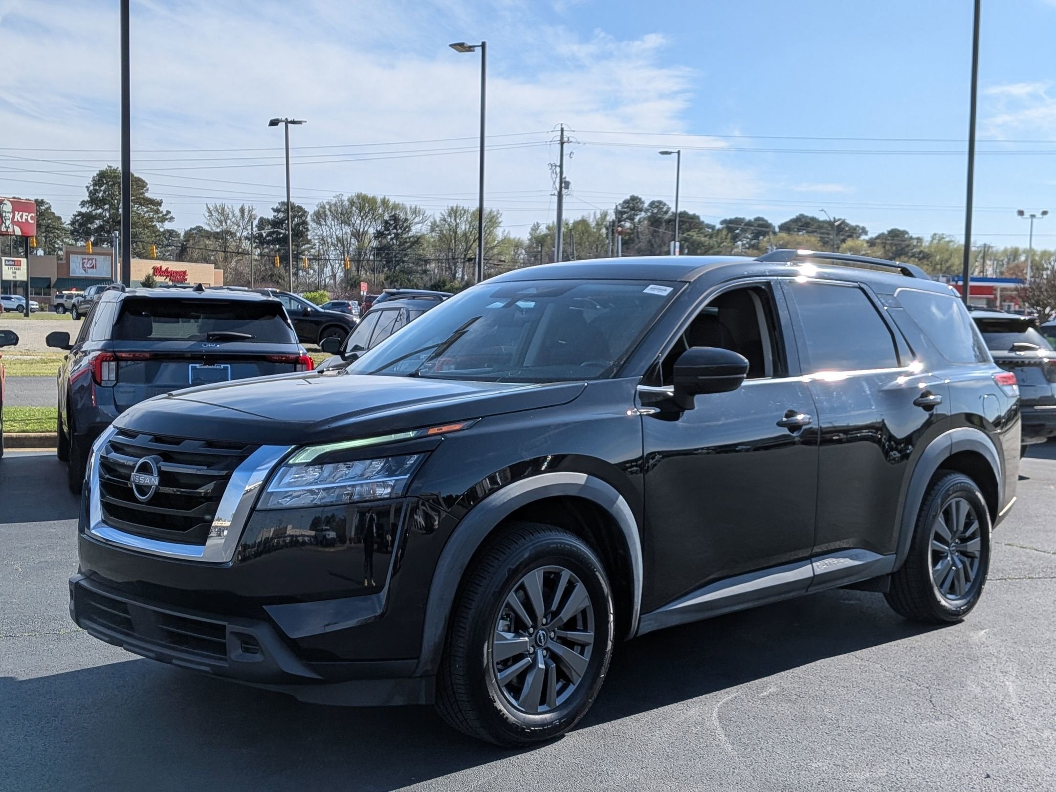 2022 Nissan Pathfinder SV