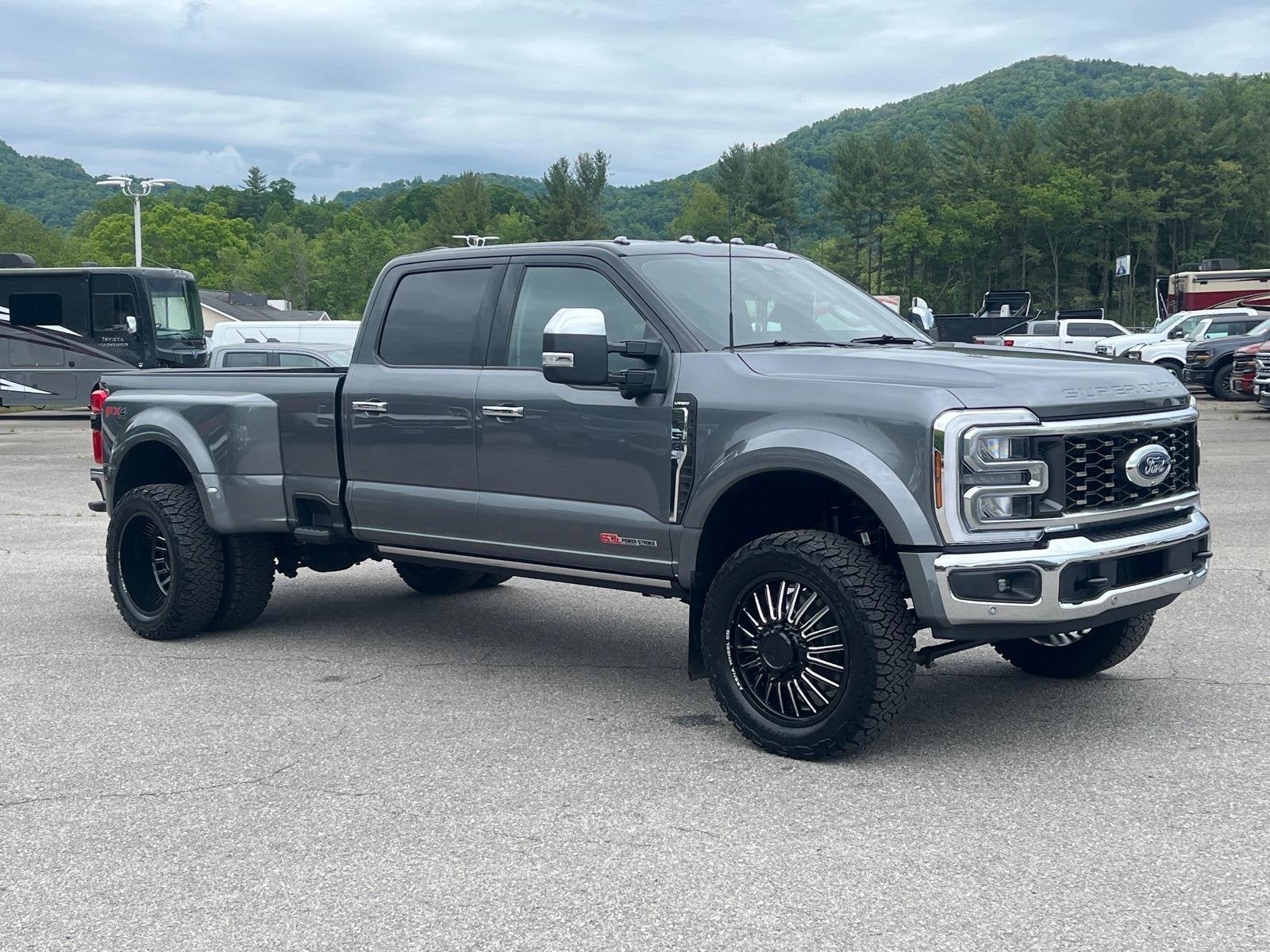 2025 Ford Super Duty F-450 DRW LARIAT
